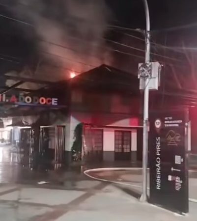 INCÊNDIO ATINGE QUIOSQUES NA VILA DO DOCE EM RIBEIRÃO PIRES