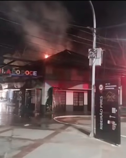 INCÊNDIO ATINGE QUIOSQUES NA VILA DO DOCE EM RIBEIRÃO PIRES