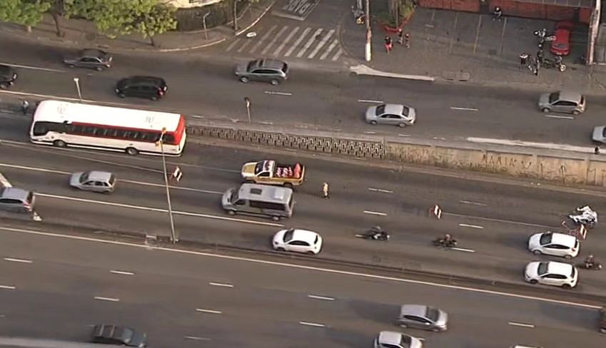 JOVEM SEM CNH E COM A PLACA DA MOTO TAMPADA COM PAPELÃO FOGE DA PM, COLIDE COM ÔNIBUS E PERDE A VIDA EM SANTO ANDRÉ