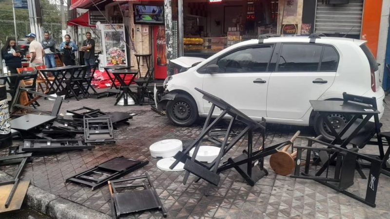 CONFUSÃO ACABA EM ATROPELAMENTO DE PESSOA E CADEIRADA NA CABEÇA DO MOTORISTA EM SANTO ANDRÉ