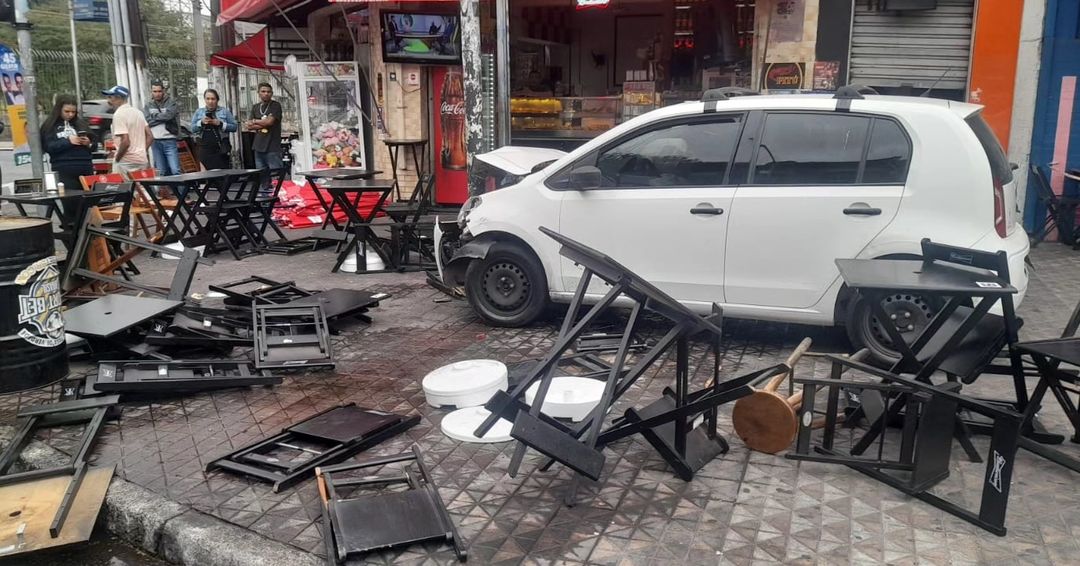 CONFUSÃO ACABA EM ATROPELAMENTO DE PESSOA E CADEIRADA NA CABEÇA DO MOTORISTA EM SANTO ANDRÉ