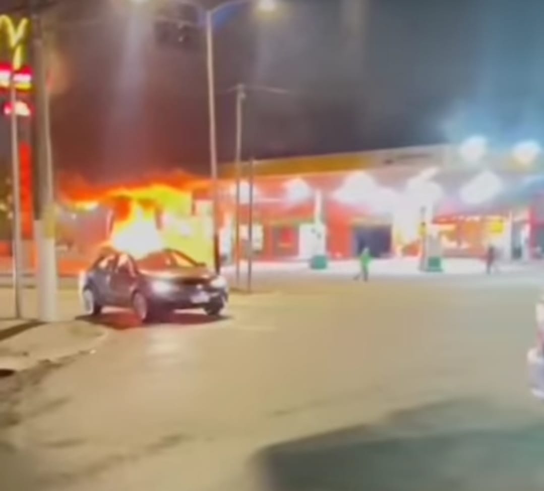 COLISÃO ENTRE VEÍCULOS ACABA EM EXPLOSÃO DE POSTO DE GASOLINA EM MAUÁ