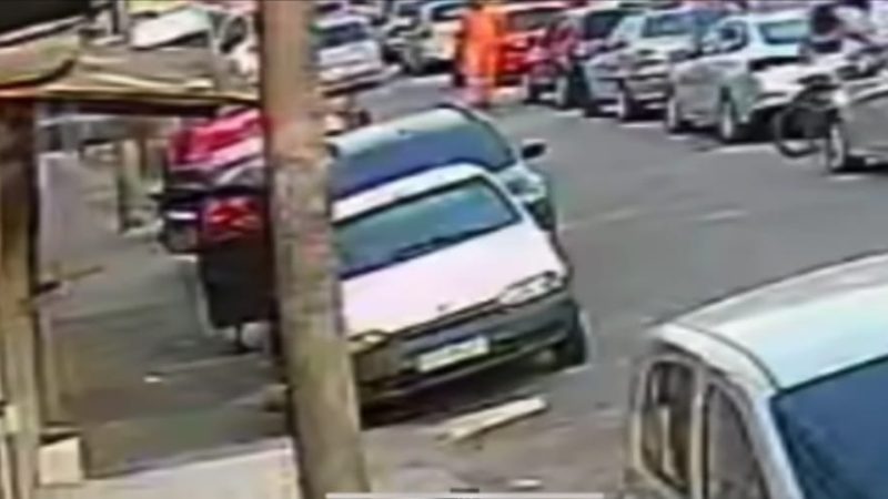 VÍDEO MOSTRA MOMENTO EM QUE DOIS HOMENS DESCEM DE VEÍCULO PARA EXECUTAR VÍTIMA EM SANTO ANDRÉ