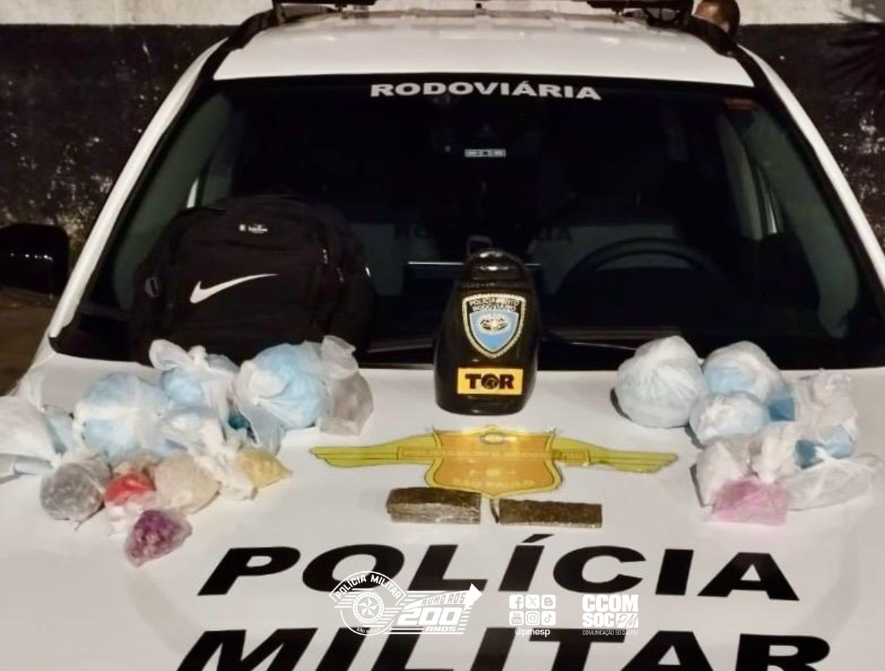 POLÍCIA RODOVIÁRIA PRENDE MULHER COM 1.840 PORÇÕES DE DROGAS EM RODOVIA DE PRAIA GRANDE/SP