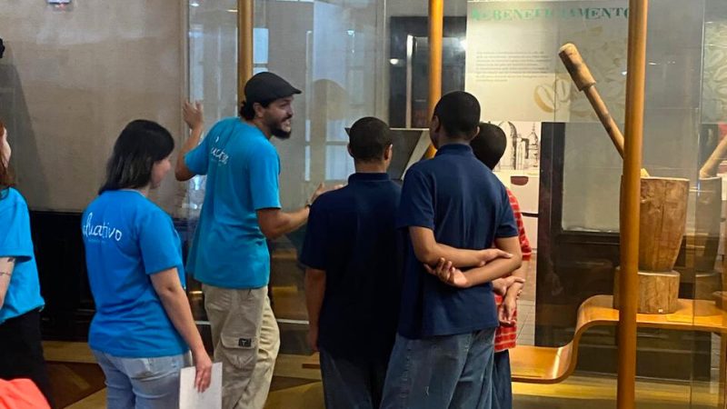 ADOLESCENTES DA FUNDAÇÃO CASA DE DIADEMA VISITAM MUSEU DO CAFÉ EM SANTOS