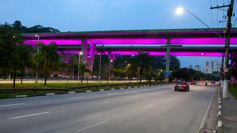 VIADUTO EM DIADEMA RECEBE NOVA ILUMINAÇÃO COLORIDA PARA CAMPANHAS DE CONSCIENTIZAÇÃO