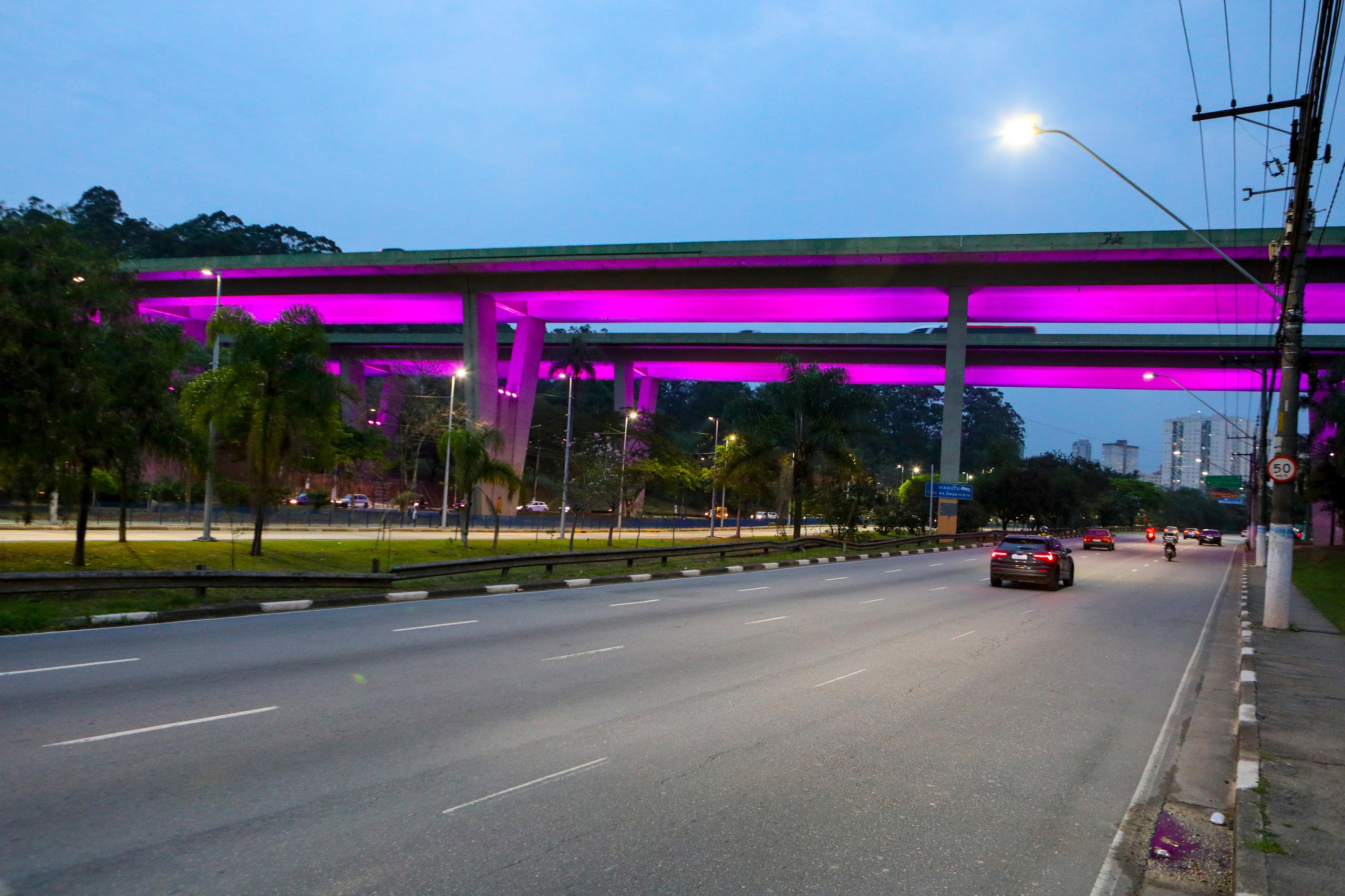 VIADUTO EM DIADEMA RECEBE NOVA ILUMINAÇÃO COLORIDA PARA CAMPANHAS DE CONSCIENTIZAÇÃO