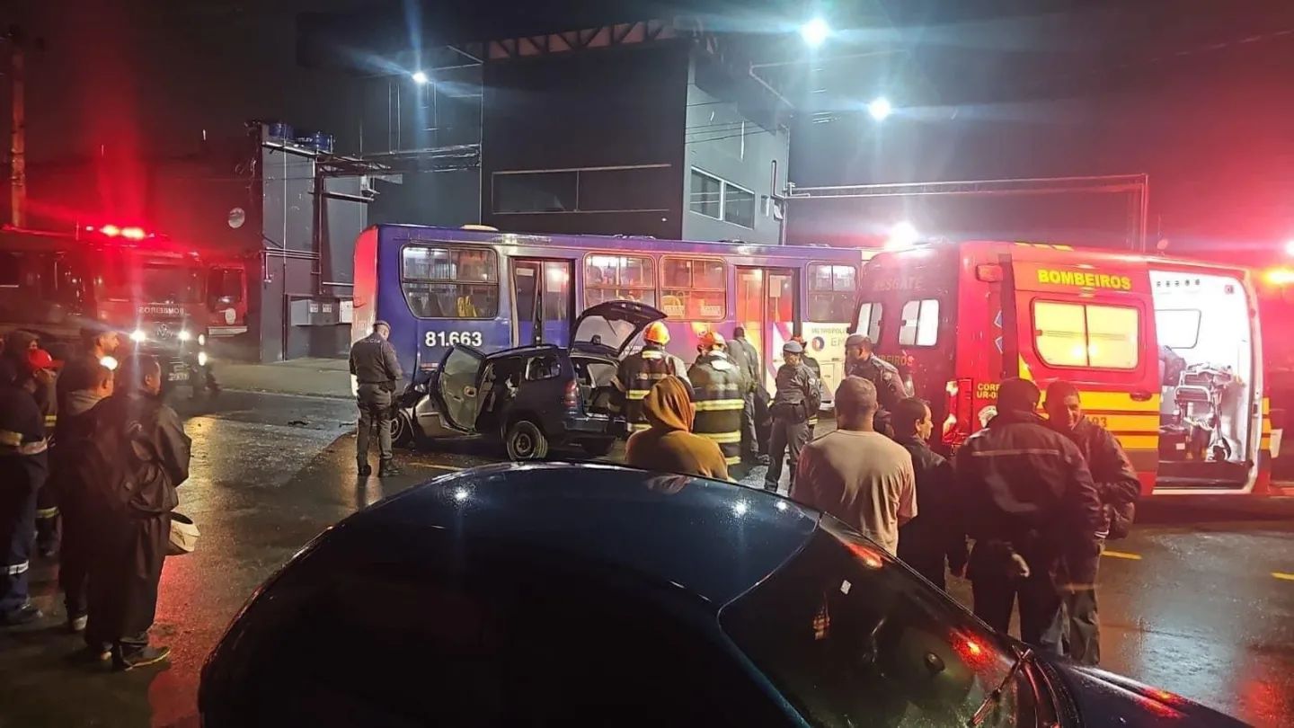 MULHER A CAMINHO DO HOSPITAL MORRE APÓS CARRO DO NAMORADO COLIDIR COM ÔNIBUS DURANTE TRAJETO EM RIBEIRÃO PIRES