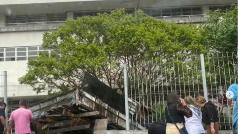 APÓS FALHA NOS FREIOS, MOTORISTA DE CAMINHÃO PERDE CONTROLE E INVADE PRÉDIO DO INSS DE SANTO ANDRÉ