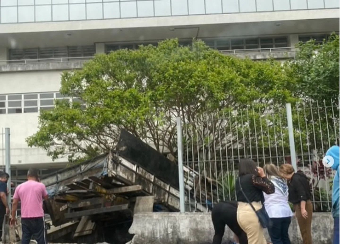 APÓS FALHA NOS FREIOS, MOTORISTA DE CAMINHÃO PERDE CONTROLE E INVADE PRÉDIO DO INSS DE SANTO ANDRÉ