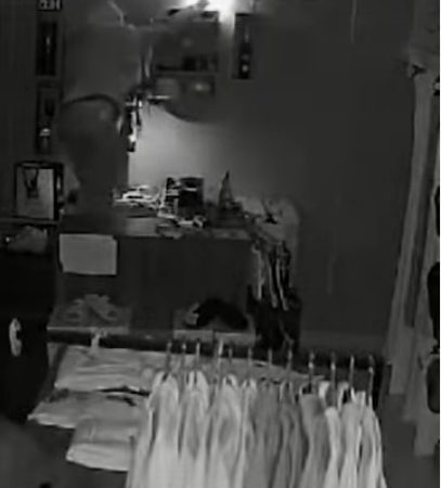 IMAGENS MOSTRAM CRIMINOSOS FURTANDO LOJA NO BAIRRO CAÇULA, EM RIBEIRÃO PIRES