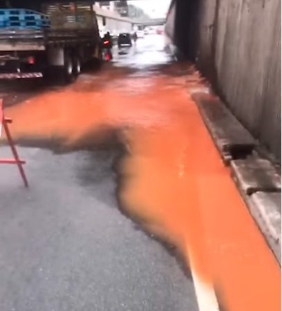 TUBULAÇÃO DA SABESP ROMPE E CAUSA PROBLEMAS NA AVENIDA PERIMENTRAL EM SANTO ANDRÉ; TRÂNSITO TRAVA NAS RUAS ADJACENTES