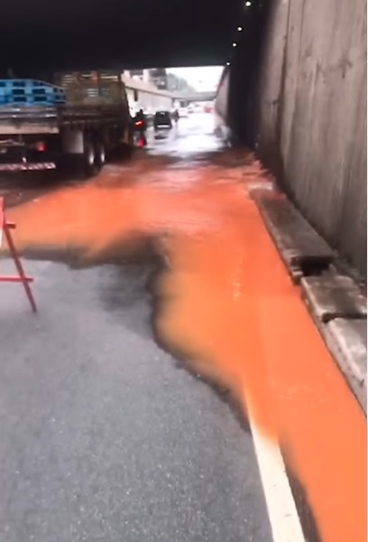 TUBULAÇÃO DA SABESP ROMPE E CAUSA PROBLEMAS NA AVENIDA PERIMENTRAL EM SANTO ANDRÉ; TRÂNSITO TRAVA NAS RUAS ADJACENTES