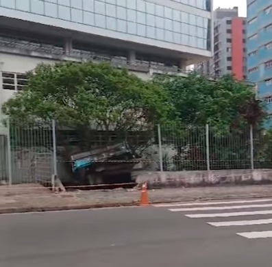 MOTORISTA DE CAMINHÃO QUE INVADIU PRÉDIO DO INSS EM SANTO ANDRÉ NÃO TINHA CNH, DIZ POLÍCIA