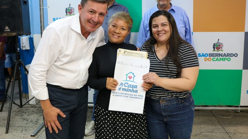 PREFEITO ORLANDO MORANDO ENTREGA 245 ESCRITURAS NO JARDIM UIRIÇABA