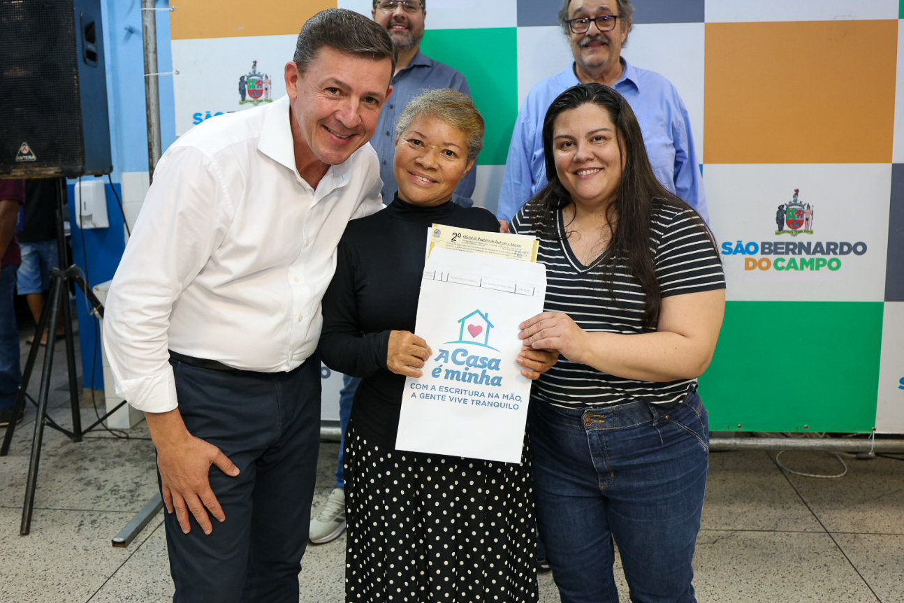 PREFEITO ORLANDO MORANDO ENTREGA 245 ESCRITURAS NO JARDIM UIRIÇABA