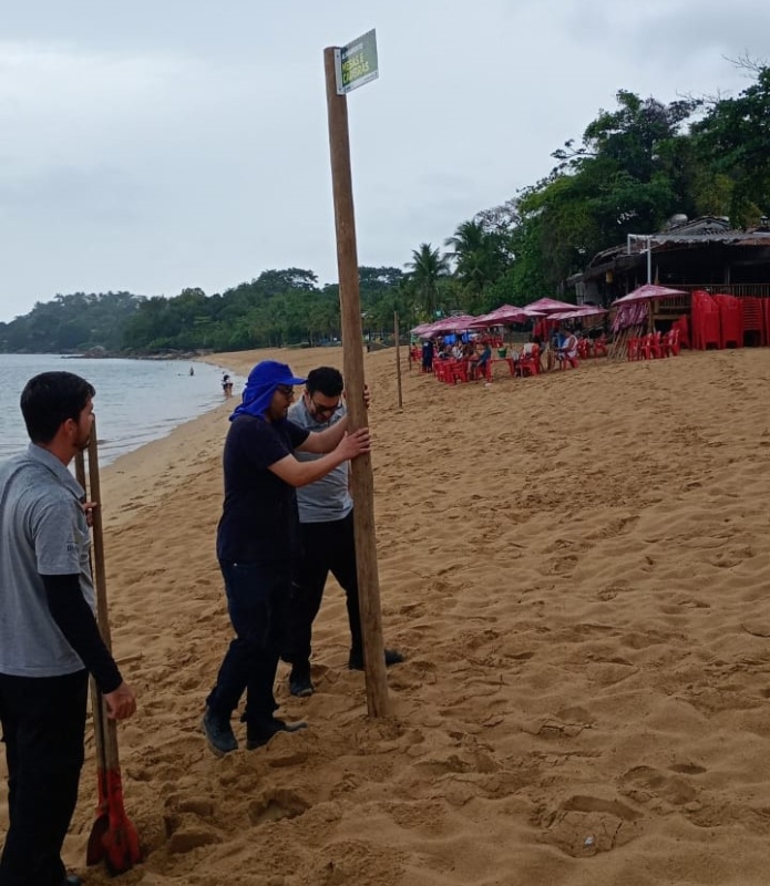 PREFEITURA DE ILHABELA INSTALA PLACAS EM PRAIAS PARA ORIENTAR COMERCIANTES SOBRE USO DA FAIXA DE AREIA
