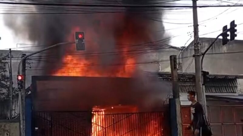 INCÊNDIO DE GRANDES PROPORÇÕES ATINGE INDÚSTRIA EM DIADEMA