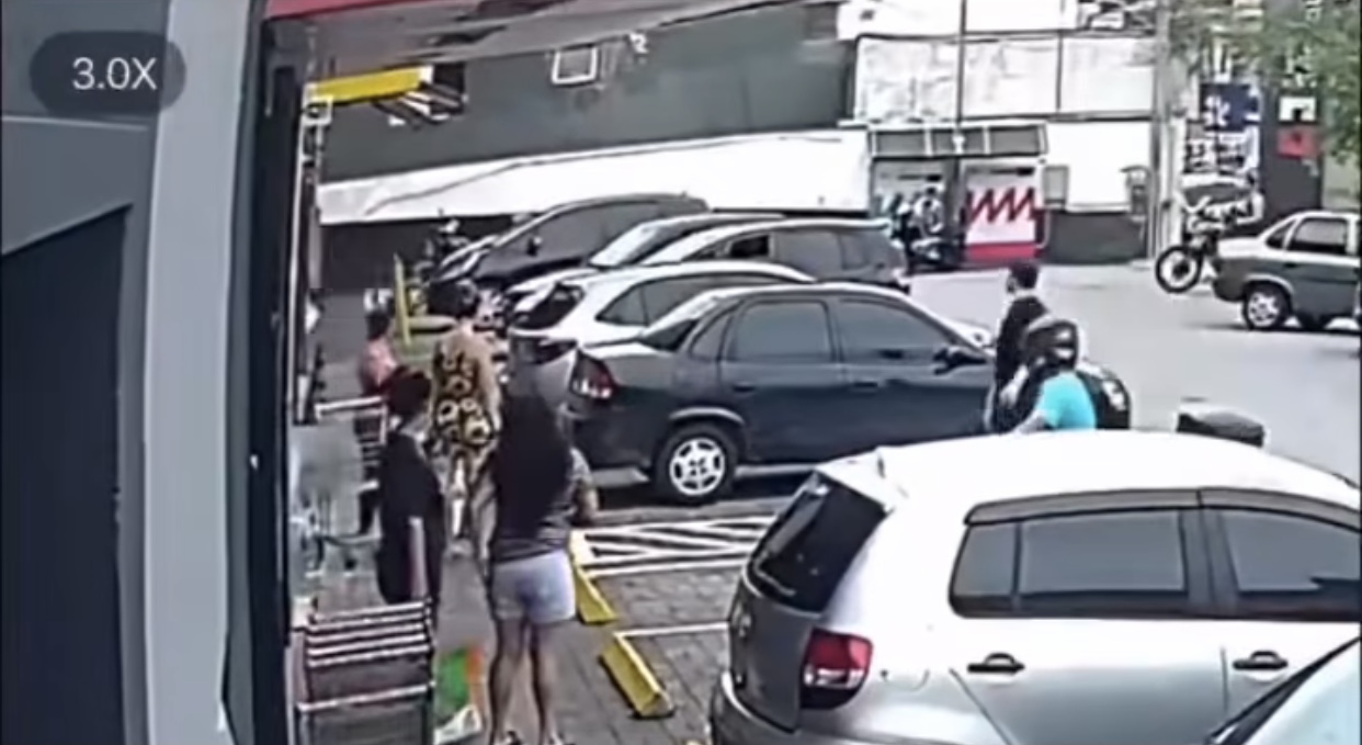 VÍDEO MOSTRA MOMENTO EM QUE CARRO INVADE FARMÁCIA EM DIADEMA; ESSE É 2º CASO NA REGIÃO EM 13 DIAS