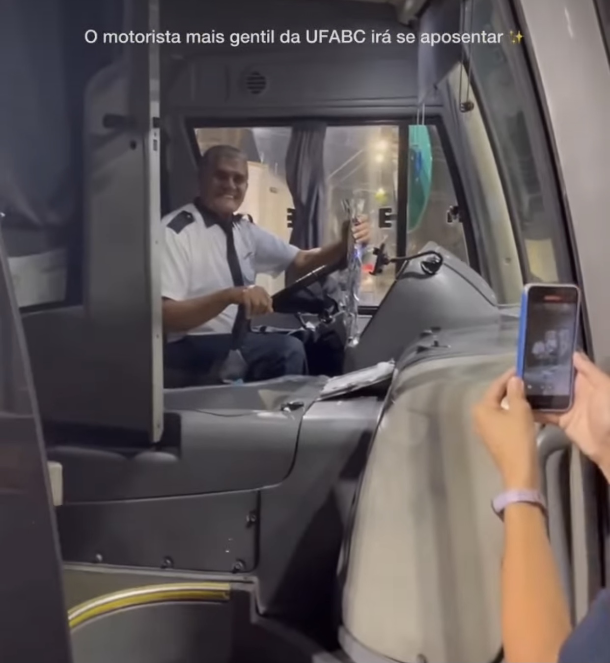 MOTORISTA DA UFABC RECEBE HOMENAGEM EM ÚLTIMO DIA DE TRABALHO