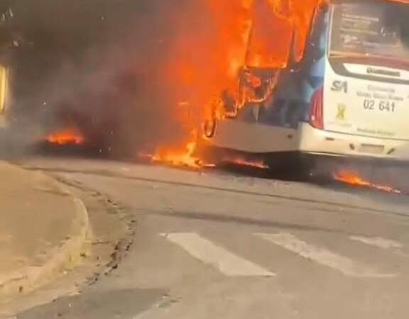 ÔNIBUS É INCENDIADO DURANTE PROTESTO EM SANTO ANDRÉ