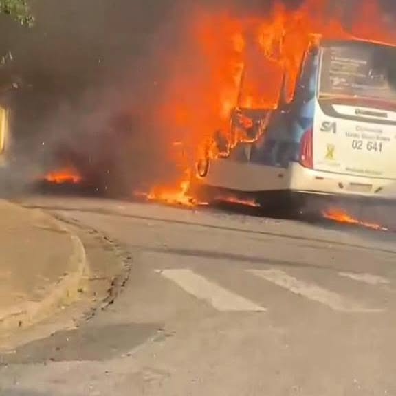 ÔNIBUS É INCENDIADO DURANTE PROTESTO EM SANTO ANDRÉ