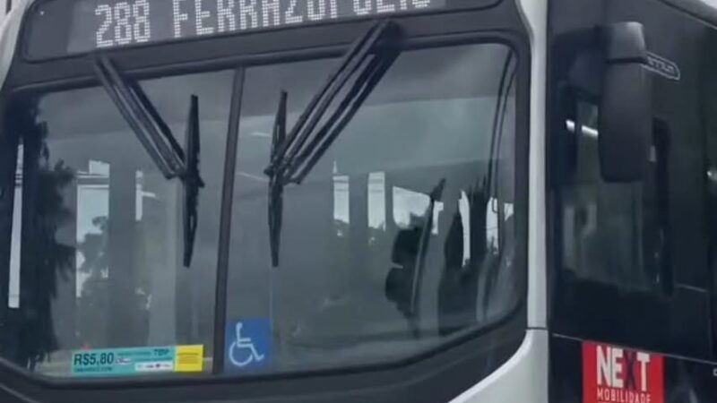 ÔNIBUS NATALINO DA LINHA 288 DECEPCIONA PASSAGEIROS SEM DECORAÇÃO NESTE DOMINGO