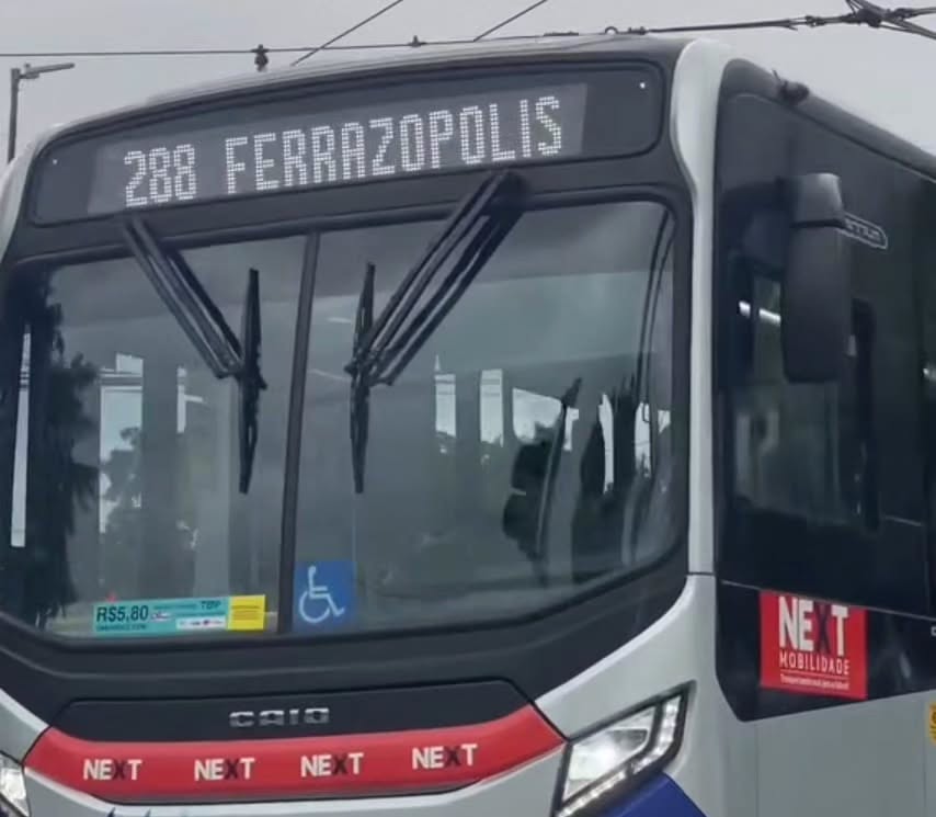 ÔNIBUS NATALINO DA LINHA 288 DECEPCIONA PASSAGEIROS SEM DECORAÇÃO NESTE DOMINGO