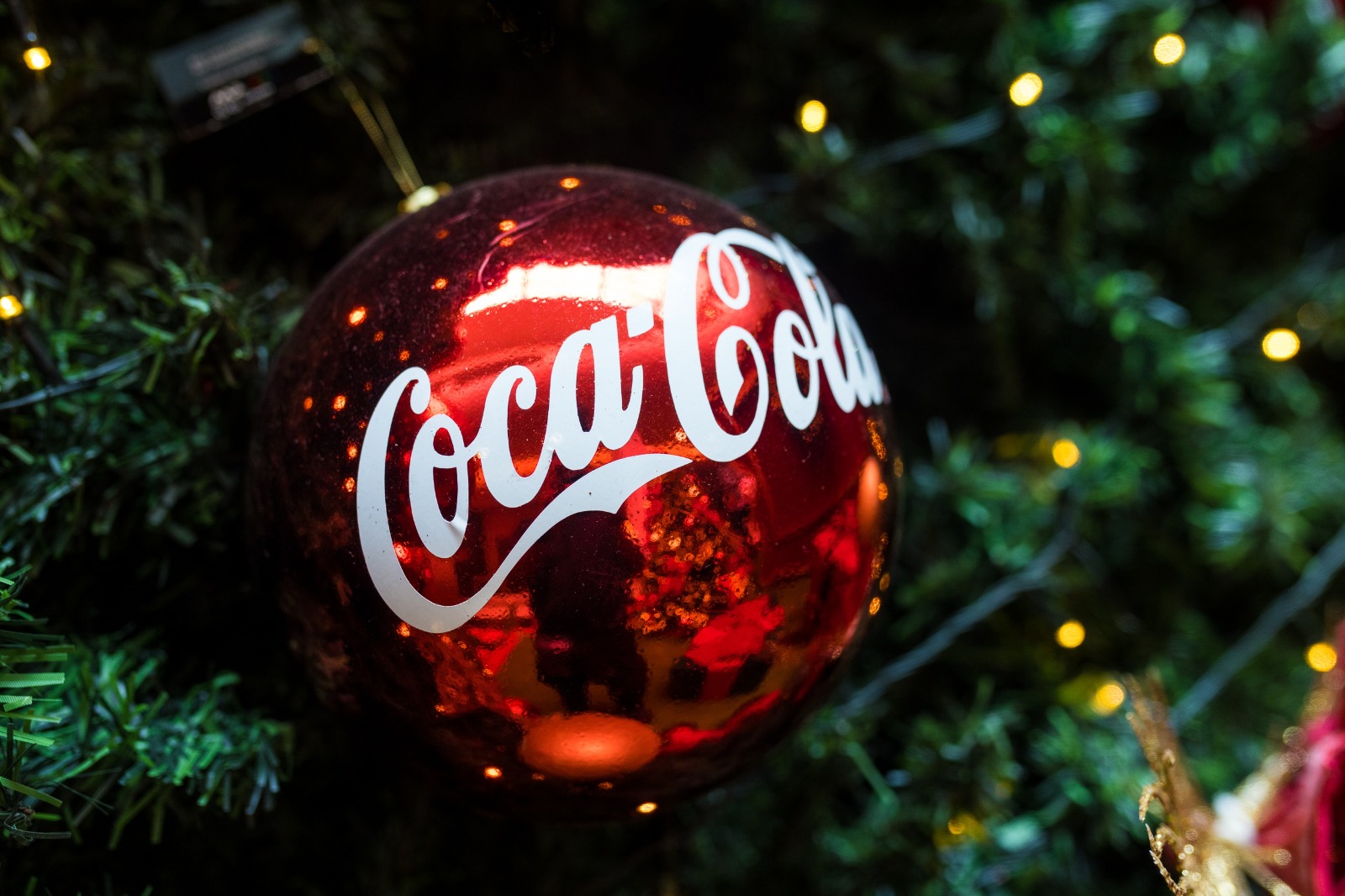MOOCA PLAZA SHOPPING E COCA-COLA FEMSA BRASIL SE UNEM EM PARCERIA INÉDITA E APRESENTAM DECORAÇÃO DE NATAL COM MAIS DE 16 MIL PONTOS DE LUZ NA ÁRVORE NATALINA DE 10 METROS DE ALTURA