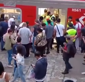 PASSAGEIRO CAI NOS TRILHOS DO TREM DA CPTM E RESGATE É ACIONADO EM RIBEIRÃO PIRES