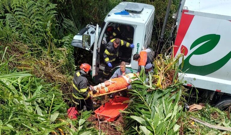 CAMINHÃO DE COLETA DE LIXO CAI NO BARRANCO E CAPOTA EM RIO GRANDE DA SERRA