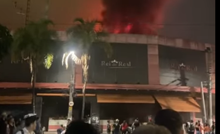 POLÍCIA INVESTIGA INCÊNDIO QUE COMEÇOU NO REI DO REAL E SE ESPALHOU PARA SEIS LOJAS EM SANTO ANDRÉ