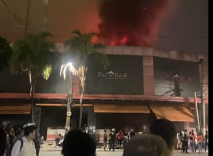 POLÍCIA INVESTIGA INCÊNDIO QUE COMEÇOU NO REI DO REAL E SE ESPALHOU PARA SEIS LOJAS EM SANTO ANDRÉ