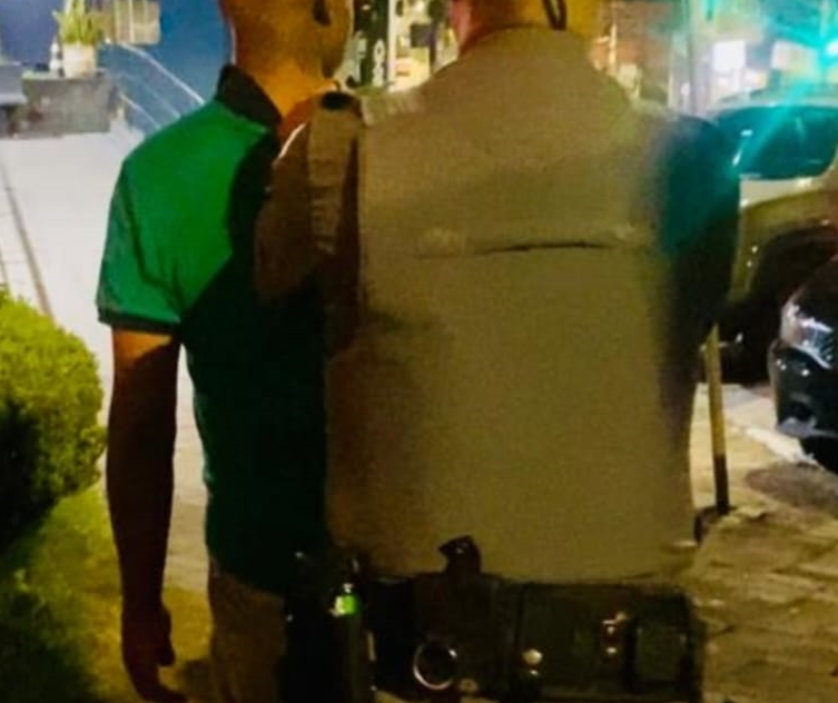 HOMEM FAZ DISPAROS CONTRA DOIS NO JARDIM INAMAR, É RECONHECIDO PELA VÍTIMA E ACABA PRESO EM FLAGRANTE