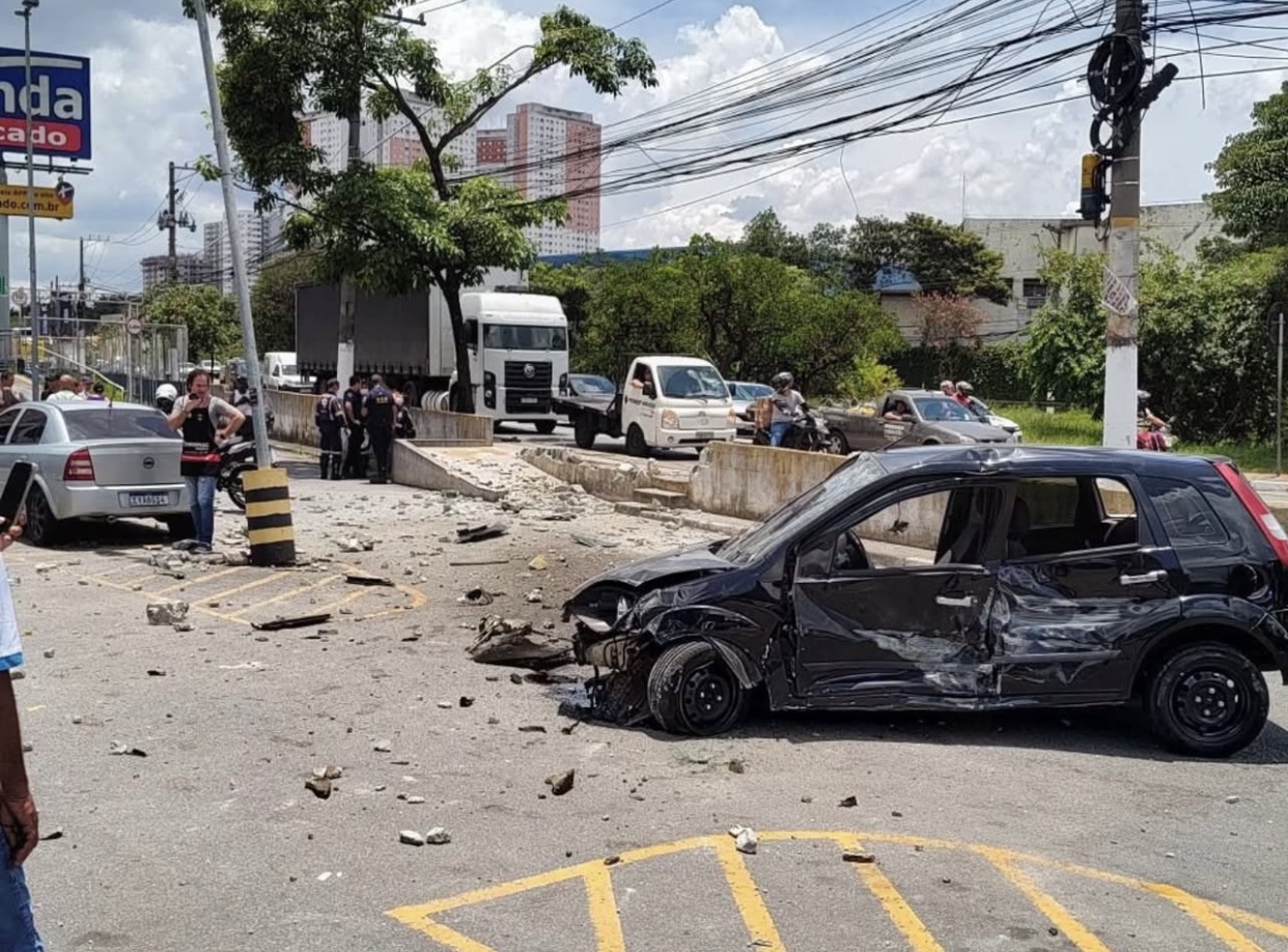 PAI E FILHO DE 10 ANOS SOFREM GRAVE ACIDENTE EM DIADEMA; MOTORISTA NÃO TEM CNH, DIZ POLÍCIA