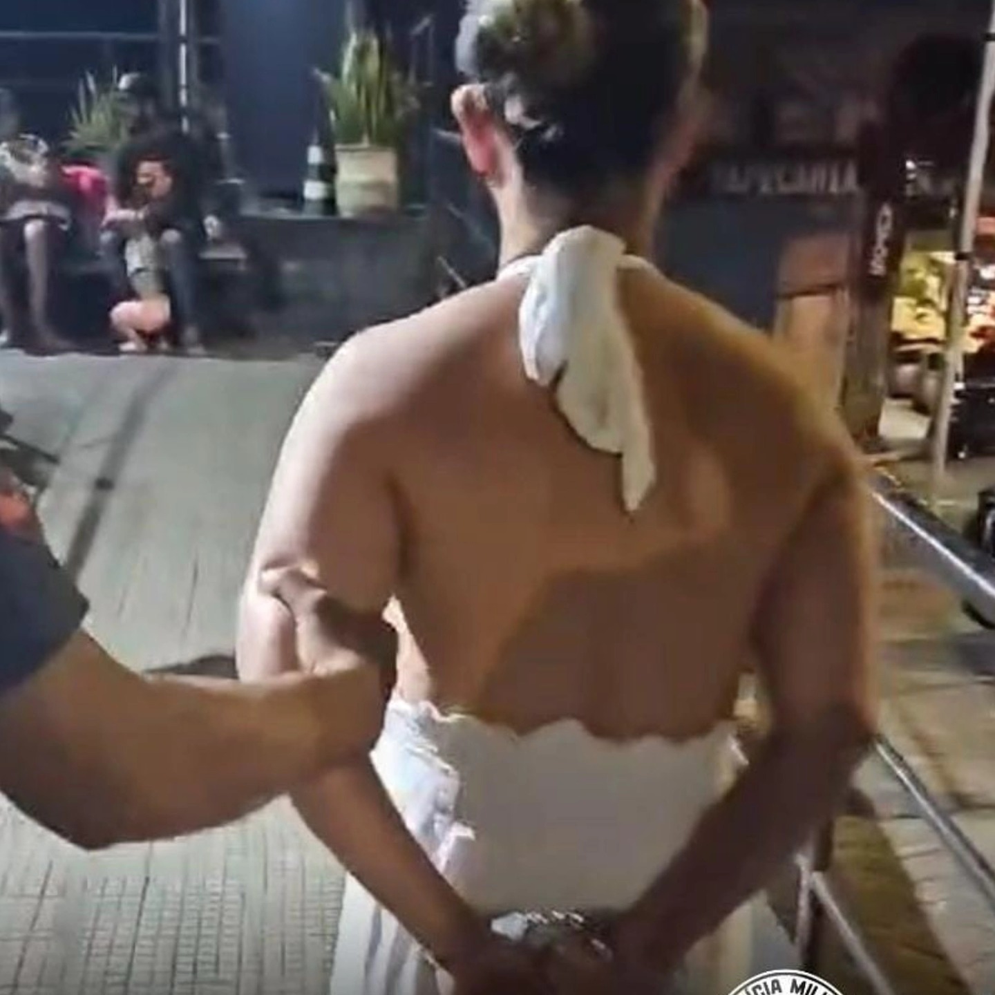 MULHER ARREMESSA BALDE DE SODA CÁUSTICA NO ROSTO DE HOMEM E É PRESA EM DIADEMA