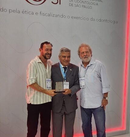 PREFEITO DE ILHABELA RECEBE HOMENAGEM NO 42º CONGRESSO INTERNACIONAL DE ODONTOLOGIA DE SÃO PAULO (CIOSP)