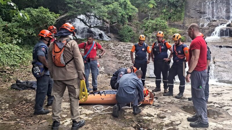 DEFESA CIVIL DE ILHABELA E BOMBEIROS REALIZAM SIMULADO DE BUSCA E SALVAMENTO NA CACHOEIRA DO BANANAL