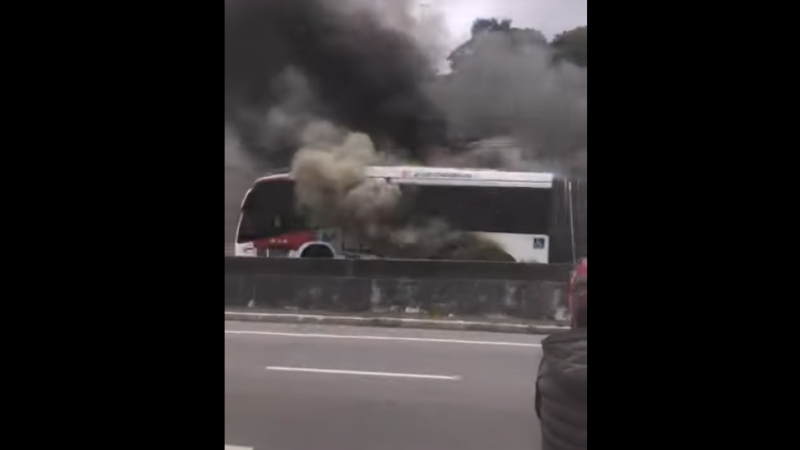 ÔNIBUS PEGA FOGO EM SANTO ANDRÉ; UMA PESSOA É LEVADA AO HOSPITAL