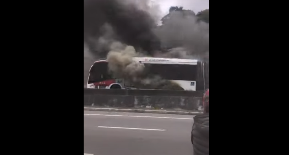 ÔNIBUS PEGA FOGO EM SANTO ANDRÉ; UMA PESSOA É LEVADA AO HOSPITAL
