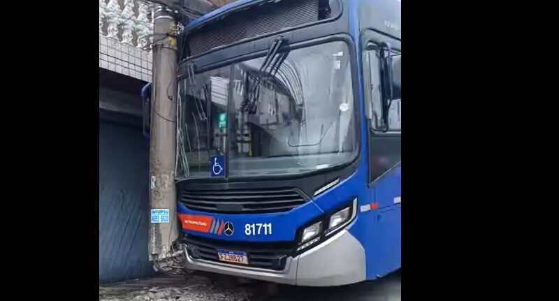 CINCO PESSOAS FICAM FERIDAS APÓS ACIDENTE COM ÔNIBUS EM SANTO ANDRÉ