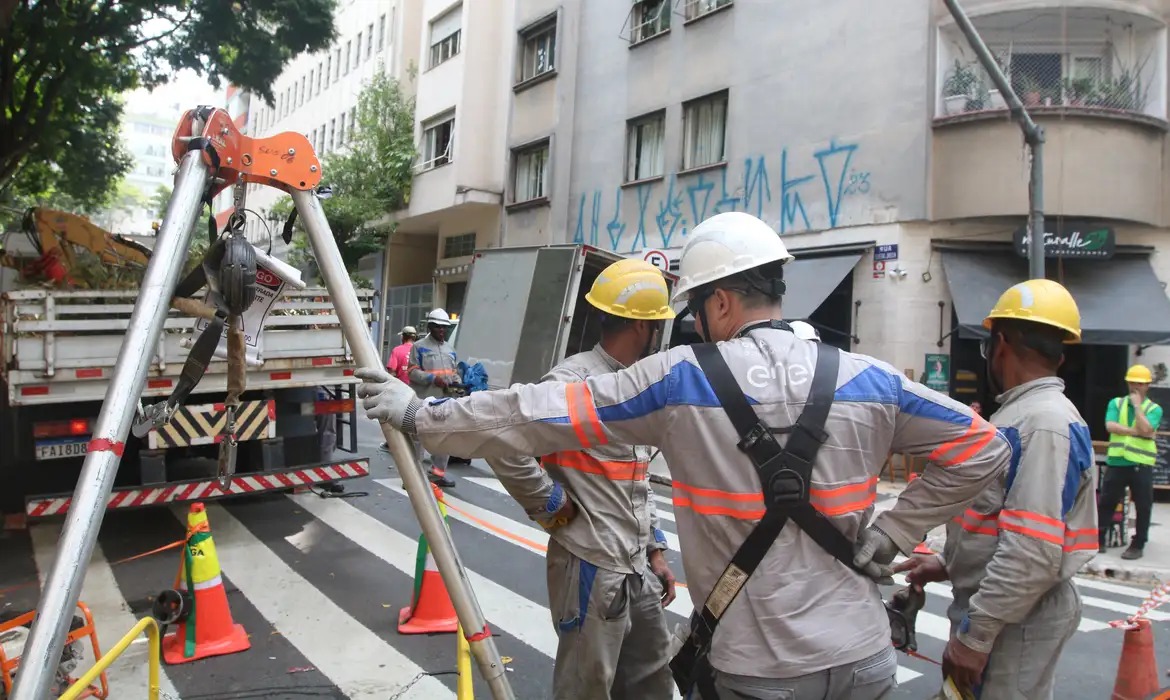 CHUVAS DEIXAM QUASE OITO MIL SEM ENERGIA NO ABC