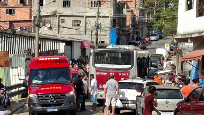COLISÃO ENTRE CARRO E ÔNIBUS DEIXA TRÊS FERIDOS NA ZONA SUL DE SP