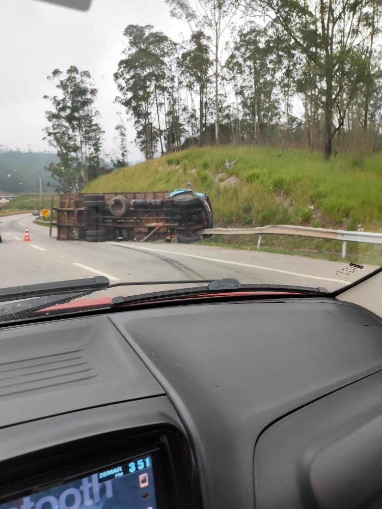 CAMINHÃO TOMBA NA ENTRADA DE MAUÁ PARA O RODOANEL