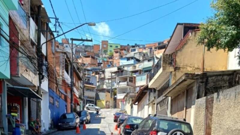 VIZINHOS ACIONAM A POLÍCIA E BEBÊ DE APENAS 2 ANOS É ENCONTRADA ABANDONADA EM CASA SUJA NO FERRAZÓPOLIS