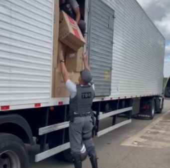 POLÍCIA RODOVIÁRIA APREENDE 300 MIL MAÇOS DE CIGARROS CONTRABANDEADOS EM ANGATUBA