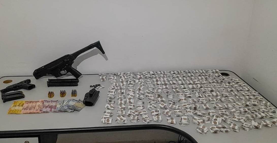 BARBEIRO É PRESO COM DROGAS E ARMAS NO INTERIOR DE SP APÓS DENÚNCIA ANÔNIMA