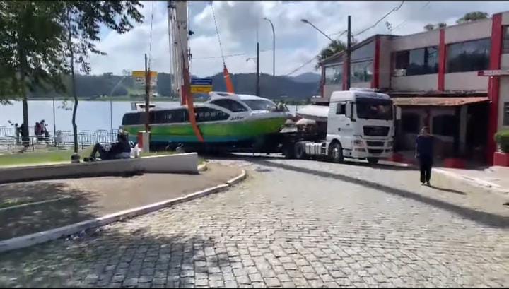 “ÔNIBUS AQUÁTICO” PROVOCA CURIOSIDADE DE MORADORES DO RIACHO GRANDE