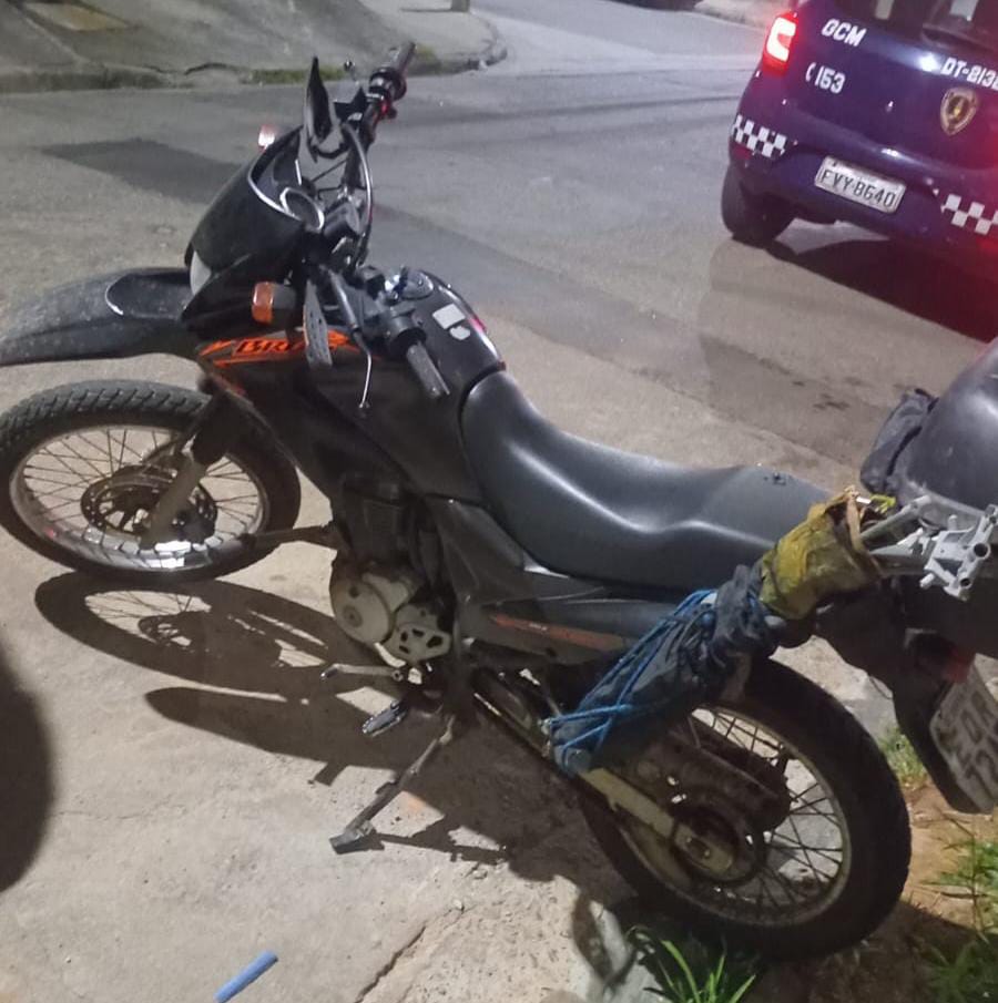 GCM RECUPERA MOTOCICLETA FURTADO NO BAIRRO CIDADE PARQUE BRASÍLIA