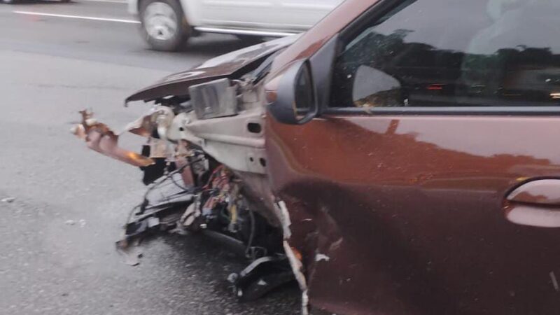 CARRO BATE EM DEFENSA E COMPLICA O TRÂNSITO NO RODOANEL EM SÃO BERNARDO